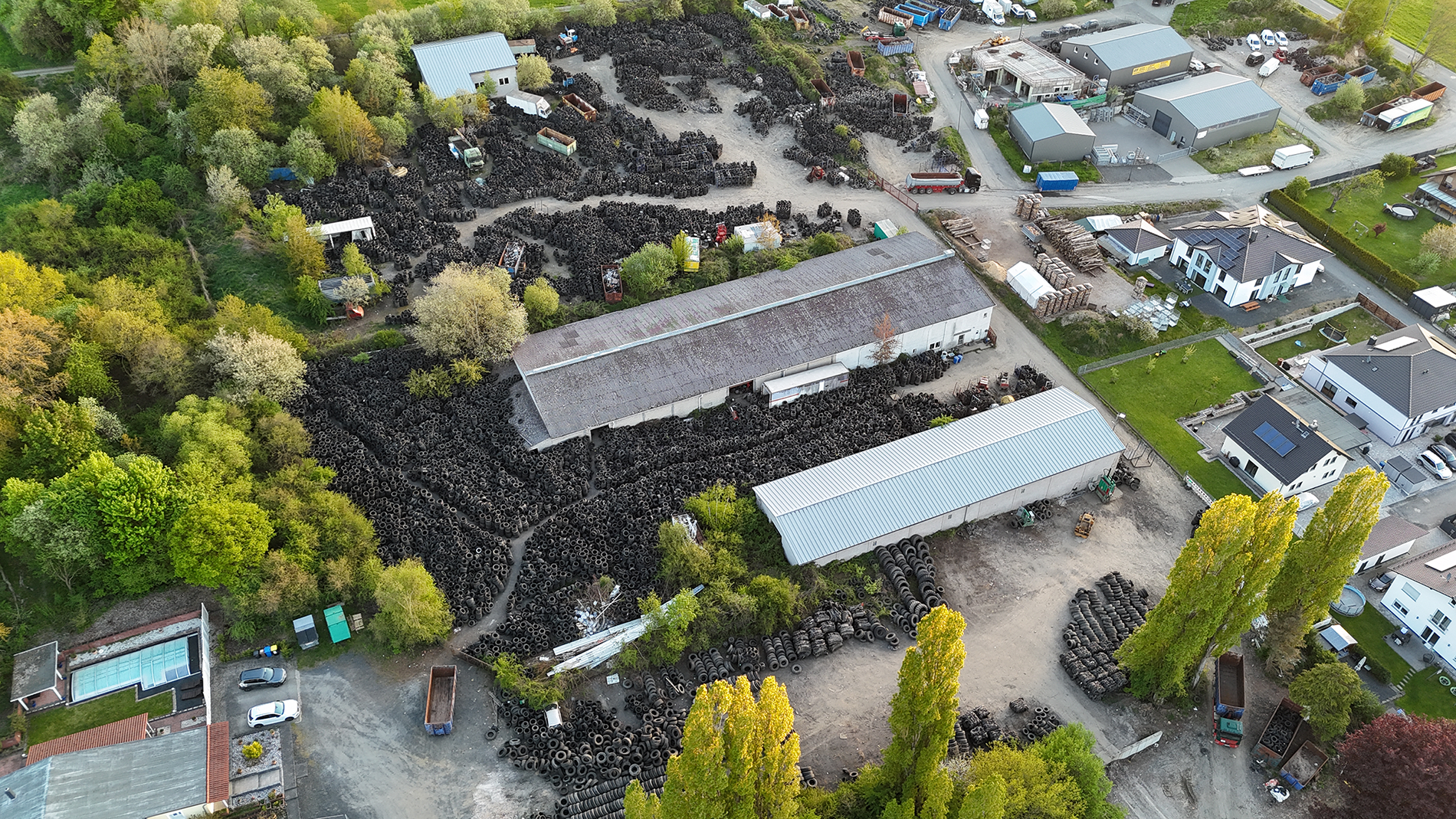 Drohnenaufnahme eines Betriebsgeländes mit gelagerten Altreifen in Dornburg-Thalheim